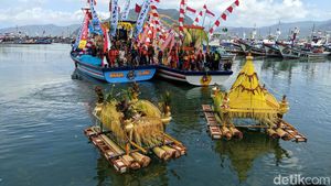 Momen Upacara Adat Larung Sembonyo di Trenggalek