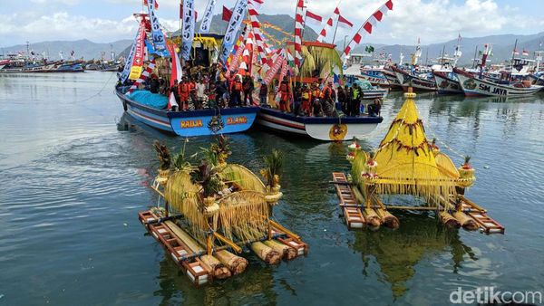 Momen Upacara Adat Larung Sembonyo di Trenggalek