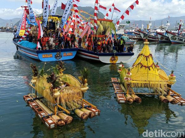 Momen Upacara Adat Larung Sembonyo di Trenggalek