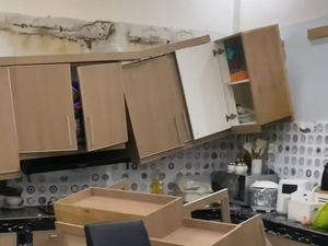 Viral Bikin Syok Momen Kitchen Set Rumah Tiba-tiba Ambrol bak Gempa Bumi Viral Bikin Syok Momen Kitchen Set Rumah Tiba-tiba Ambrol bak Gempa Bumi
