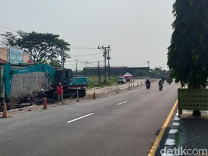 Hati-hati Lur! Alat Berat Beroperasi Mepet Jalan Jogja-Solo di Exit Tol Kuncen