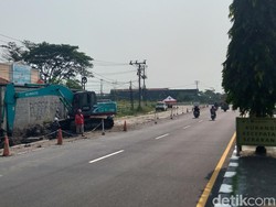 Hati-hati Lur! Alat Berat Beroperasi Mepet Jalan Jogja-Solo di Exit Tol Kuncen