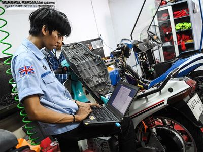 Begini Proses Konversi Sepeda Motor Listrik, Pernah Lihat?
