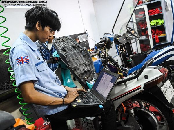 Begini Proses Konversi Sepeda Motor Listrik, Pernah Lihat?