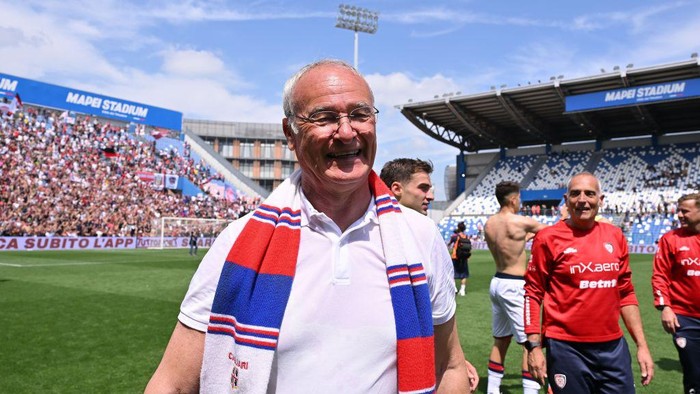 REGGIO NELLEMILIA, ITALY - MAY 19: Claudio Ranieri head coach of Cagliari Calcio celebrates under his fans during the Serie A TIM match between US Sassuolo and Cagliari at Mapei Stadium - Citta del Tricolore on May 19, 2024 in Reggio nellEmilia, Italy. (Photo by Alessandro Sabattini/Getty Images)