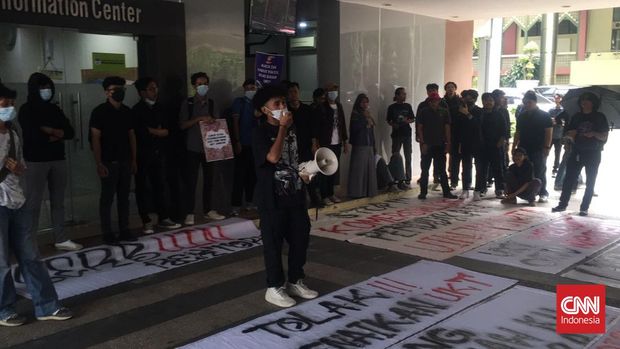 Demo Kenaikan UKT Mahasiswa UIN Jakarta, Rabu (22/5). (CNNIndonesia/Yogi AnugraH)