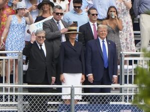 Gaya Melania Trump di Wisuda Sekolah Anak, Pakai Busana Rp 100 Jutaan