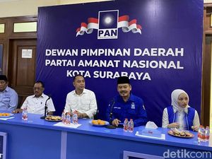 Kompak Berkemeja Putih, Eri-Armuji Daftar ke Kantor PAN Surabaya Kompak Berkemeja Putih, Eri-Armuji Daftar ke Kantor PAN Surabaya