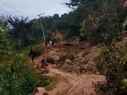 Jalan Poros Mamasa-Mamuju Sudah 24 Jam Lumpuh Total gegara Longsor