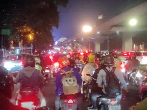 Padatnya Jalanan Jakarta Malam Ini Jelang Long Weekend Waisak Padatnya Jalanan Jakarta Malam Ini Jelang Long Weekend Waisak