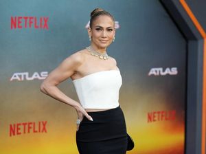 5 Gaya Jennifer Lopez Tampil Solo di Premiere Film, Dugaan Cerai Menguat