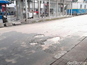 Lubang Jalan di Dekat Terminal Elang Bikin Warga Resah