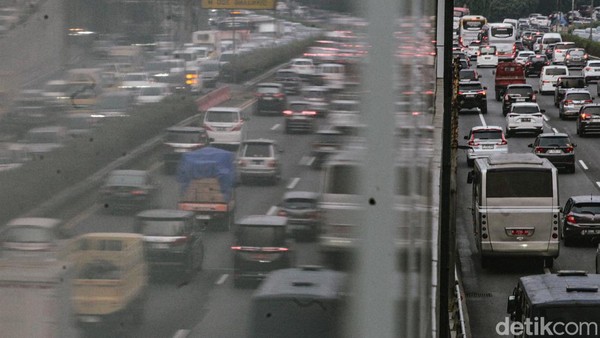 Lalu-lintas sejumlah titik di Jakarta terpantau macet menjelang libur panjang hari raya Waisak. Kemacetan terpantau pada jam pulang kerja.