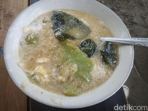 Perjalanan Manan Puluhan Tahun Jualan Es Cuwing Khas Cirebon