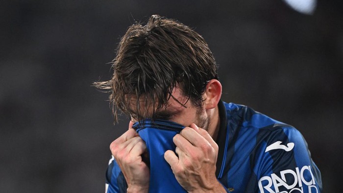 Soccer Football - Coppa Italia - Final - Atalanta v Juventus - Stadio Olimpico, Rome, Italy - May 15, 2024 Atalantas Marten de Roon reacts REUTERS/Alberto Lingria