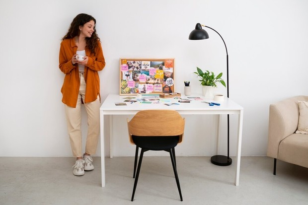 Mengatur ruang kerja/ Foto: Freepik.com/freepik Mengatur ruang kerja/ Foto: Freepik.com/freepik