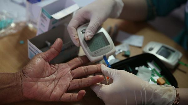 Para Lansia Ikuti Pemeriksaan Kesehatan Gratis di Bekasi