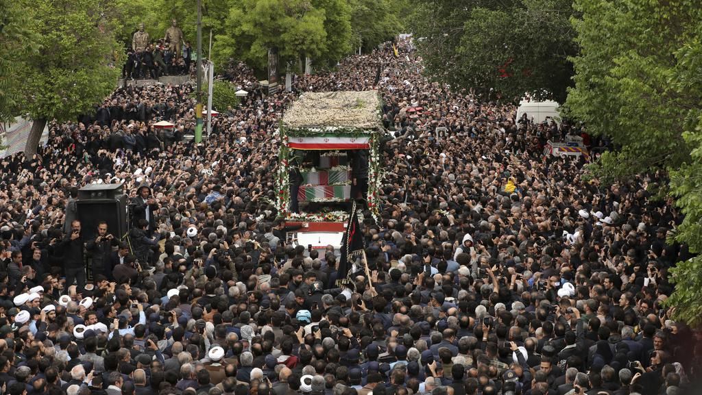 Pelayat Penuhi Jalanan Iran Saat Prosesi Pemakaman Presiden Ebrahim Raisi Pelayat Penuhi Jalanan Iran Saat Prosesi Pemakaman Presiden Ebrahim Raisi