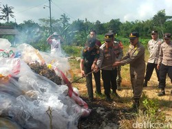 Polsek Tugu Trenggalek Musnahkan Balon Udara dan Petasan Hasil Razia