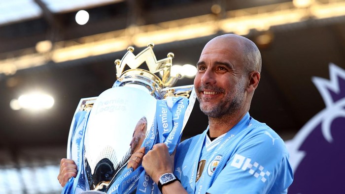 Soccer Football - Premier League - Manchester City v West Ham United - Etihad Stadium, Manchester, Britain - May 19, 2024  Manchester City manager Pep Guardiola celebrates with the trophy after winning the Premier League Action Images via Reuters/Lee Smith EDITORIAL USE ONLY. NO USE WITH UNAUTHORIZED AUDIO, VIDEO, DATA, FIXTURE LISTS, CLUB/LEAGUE LOGOS OR LIVE SERVICES. ONLINE IN-MATCH USE LIMITED TO 120 IMAGES, NO VIDEO EMULATION. NO USE IN BETTING, GAMES OR SINGLE CLUB/LEAGUE/PLAYER PUBLICATIONS. PLEASE CONTACT YOUR ACCOUNT REPRESENTATIVE FOR FURTHER DETAILS..