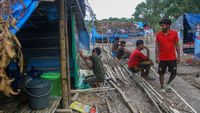 Potret Pengungsi Rohingya Bangun Hunian Sementara di Pekanbaru
