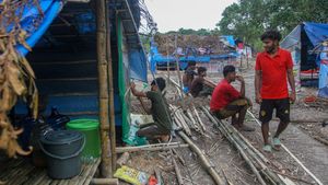 Potret Pengungsi Rohingya Bangun Hunian Sementara di Pekanbaru
