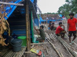 Potret Pengungsi Rohingya Bangun Hunian Sementara di Pekanbaru Potret Pengungsi Rohingya Bangun Hunian Sementara di Pekanbaru
