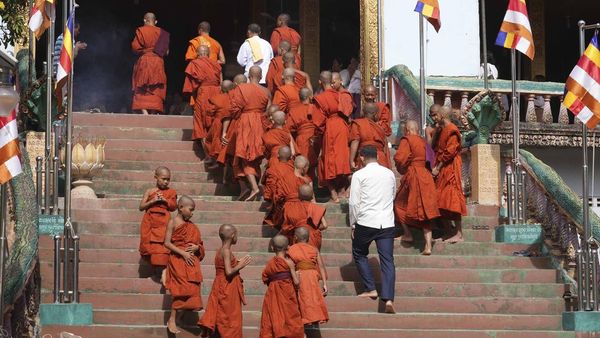 Ratusan Biksu Peringati Hari Visak Bochea di Kamboja