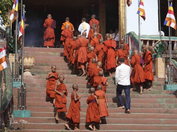 Ratusan Biksu Peringati Hari Visak Bochea di Kamboja