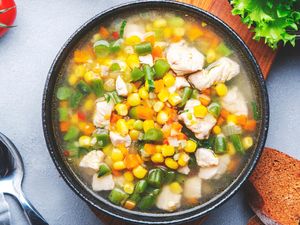 Resep Sup Ayam dan Sayuran yang Berkaldu Gurih dan Bahannya Sederhana Resep Sup Ayam dan Sayuran yang Berkaldu Gurih dan Bahannya Sederhana