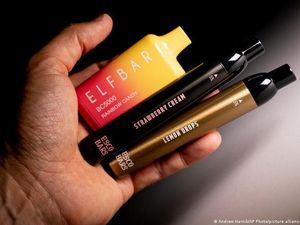 Orang Malaysia Kecanduan Vape, Petugas Bea Cukai Disuap Rp 720 Juta Orang Malaysia Kecanduan Vape, Petugas Bea Cukai Disuap Rp 720 Juta