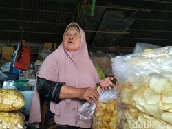 Perjuangan Roslaini Sisihkan Uang Jualan Keripik Sampai Bisa Berangkat Haji