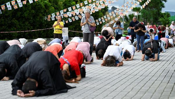 Sambut Waisak, Umat Buddha Gelar Ritual Tiga Langkah, Satu Busur