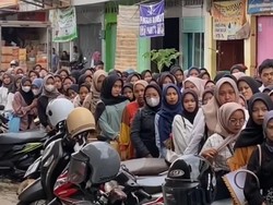 Viral Antrean Pelamar Kerja di Warung Seblak Ciamis