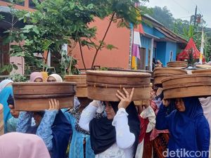 Meriahnya Tradisi Ruwat Bumi di Sirukun Banjarnegara, 1.000 Tenong Dikirab Meriahnya Tradisi Ruwat Bumi di Sirukun Banjarnegara, 1.000 Tenong Dikirab