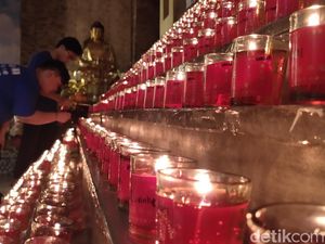 Jelang Waisak, Ribuan Pelita Dinyalakan di Vihara Dharmakirti Palembang