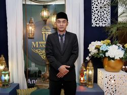 Sukron Farda Jadi Pemandu Haji dan Umrah Demi Melanjutkan Estafet Jejak Mertua