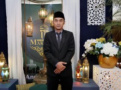 Sukron Farda Jadi Pemandu Haji dan Umrah Demi Melanjutkan Estafet Jejak Mertua