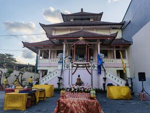 Tradisi Melepas Satwa Awali Rangkaian Waisak di Vihara Paramita Bali