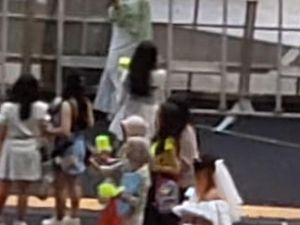 Viral Aksi Cegil Pakai Gaun Pengantin Saat Nonton Konser NCT Dream di Jakarta
