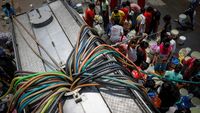 Warga India Berebut Air Bersih di Tengah Cuaca Panas Ekstrem