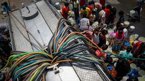 Warga India Berebut Air Bersih di Tengah Cuaca Panas Ekstrem