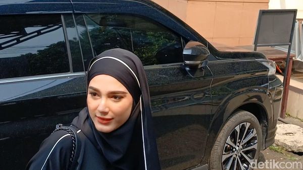 Yasmine Ow Bergamis Hitam Hadiri Sidang Perdana Cerai