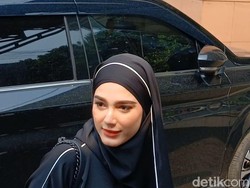 Memakai Hijab, Yasmine Ow Hadiri Sidang Perdana Cerai
