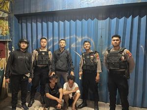 Polisi Amankan 2 Remaja Jaksel yang Selipkan Celurit di Celana Polisi Amankan 2 Remaja Jaksel yang Selipkan Celurit di Celana