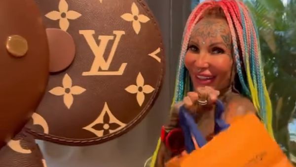8 Potret Wanita Tato Logo LV di Jidat, Viral karena Diperlakukan Begini