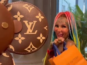 8 Potret Wanita Tato Logo LV di Jidat, Viral karena Diperlakukan Begini