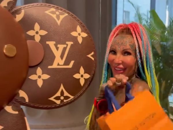 8 Potret Wanita Tato Logo LV di Jidat, Viral karena Diperlakukan Begini