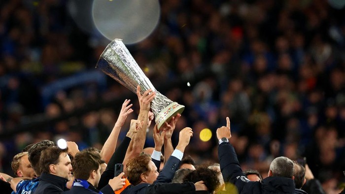 Soccer Football - Europa League - Final - Atalanta v Bayer Leverkusen - Aviva Stadium, Dublin, Ireland - May 22, 2024 Atalantas Berat Djimsiti lifts the trophy with teammates after winning the Europa League final REUTERS/Andrew Boyers