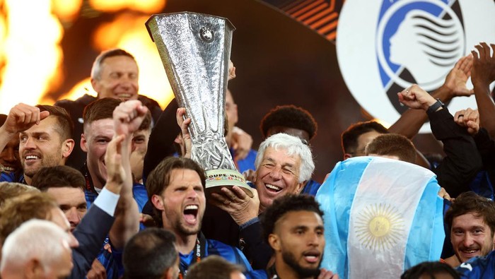 Soccer Football - Europa League - Final - Atalanta v Bayer Leverkusen - Aviva Stadium, Dublin, Ireland - May 22, 2024 Atalanta coach Gian Piero Gasperini celebrates with the trophy after winning the Europa League REUTERS/Hannah Mckay